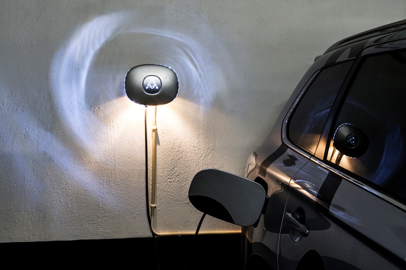 Charging station, electric vehicle 