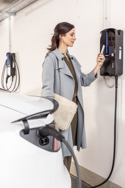 Charging station, electric vehicle 